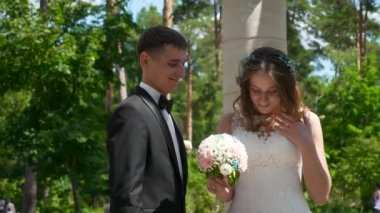 Gelin ve Damat Antik Sütunlar Arasında Tanışıyor. Summer Park 'taki mutlu çift. 2x Yavaş çekim - 0.5 Hız 60 FPS