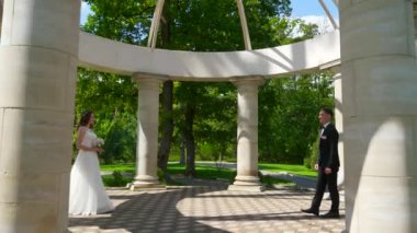 Gelin ve Damat Antik Sütunlar Arasında Tanışıyor. Summer Park 'taki mutlu çift. 2x Yavaş çekim - 0.5 Hız 60 FPS