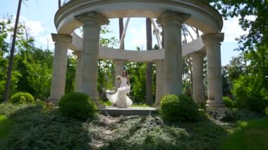 Gelin ve Damat Antik Sütunlar Arasında Tanışıyor. Summer Park 'taki mutlu çift. 2x Yavaş çekim - 0.5 Hız 60 FPS