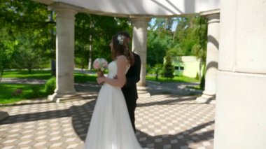 Gelin ve Damat Antik Sütunlar Arasında Tanışıyor. Summer Park 'taki mutlu çift. 2x Yavaş çekim - 0.5 Hız 60 FPS