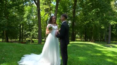Doğa 'da bir çift. Gelin ve Damat Park 'ta. 2x Yavaş çekim - 0.5 Hız 60 FPS