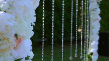 Yakın plan düğün dekorasyonları. Doğa Gelin ve Damat Töreni. 2x Yavaş çekim - 0.5 Hız 4K 60 FPS