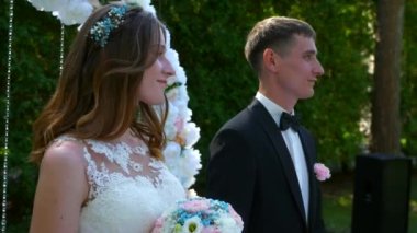 Gelin ve Damat, Doğa Üzerine Düğün Töreni 'nde. 2x Yavaş çekim - 0.5 Hız 60 FPS