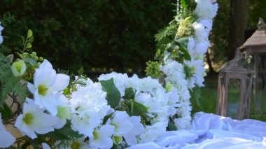 Yakın plan düğün dekorasyonları. Doğa Gelin ve Damat Töreni. 2x Yavaş çekim - 0.5 Hız 4K 60 FPS