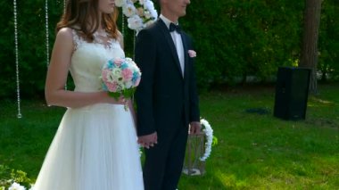 Gelin ve Damat, Doğa Üzerine Düğün Töreni 'nde. 2x Yavaş çekim - 0.5 Hız 60 FPS