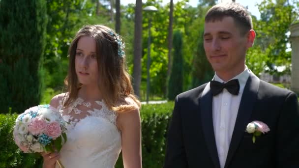 Menyasszony Vőlegény Sétálnak Parkban Nézik Egymást Városi Jelenet Lassított Mozgás — Stock videók