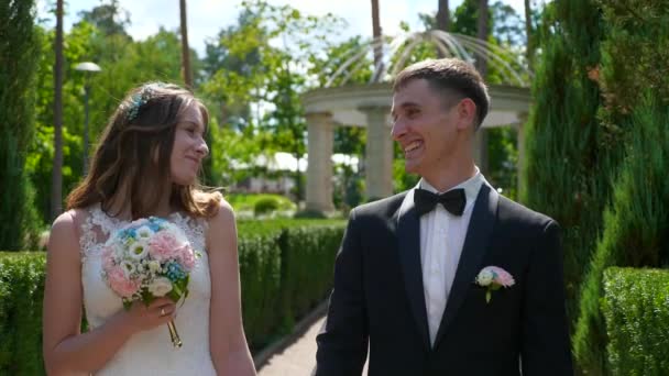 Sposa Sposo Passeggiata Nel Parco Guardandosi Vicenda Scena Urbana Movimento — Video Stock