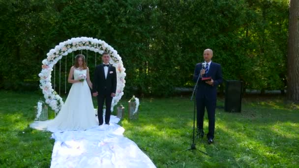 Pastor För Brud Och Brudgum Vid Bröllop Ceremoni Naturen Slow — Stockvideo