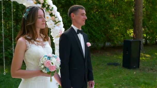 Bruid Bruidegom Bij Huwelijksceremonie Natuur Slow Motion Snelheid Fps — Stockvideo