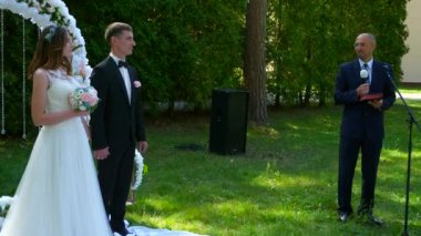 Gelin ve Damat, Doğa Üzerine Düğün Töreni 'nde. 2x Yavaş çekim - 0.5 Hız 60 FPS