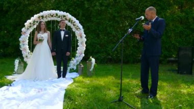 Gelin ve Damat, Doğa Üzerine Düğün Töreni 'nde. 2x Yavaş çekim - 0.5 Hız 60 FPS