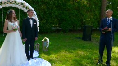 Gelin ve Damat, Doğa Üzerine Düğün Töreni 'nde. 2x Yavaş çekim - 0.5 Hız 60 FPS