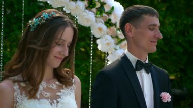 Gelin ve Damat, Doğa Üzerine Düğün Töreni 'nde. 2x Yavaş çekim - 0.5 Hız 60 FPS
