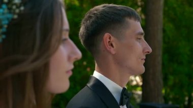 Gelin ve Damat, Doğa Üzerine Düğün Töreni 'nde. 2x Yavaş çekim - 0.5 Hız 60 FPS