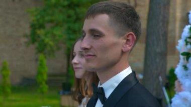 Gelin ve Damat, Doğa Üzerine Düğün Töreni 'nde. 2x Yavaş çekim - 0.5 Hız 60 FPS