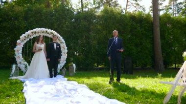 Gelin ve Damat, Doğa Üzerine Düğün Töreni 'nde. 2x Yavaş çekim - 0.5 Hız 60 FPS