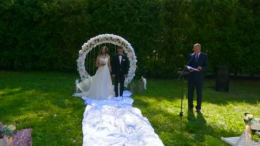 Gelin ve Damat, Doğa Üzerine Düğün Töreni 'nde. 2x Yavaş çekim - 0.5 Hız 60 FPS