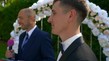 Parktaki Doğa Üzerine Düğün Töreninde Papaz Lütuf Gelini ve Damat. 2x Yavaş çekim - 0.5 Hız 60 FPS