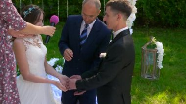 Parktaki Doğa Üzerine Düğün Töreni 'nde Papaz Duası ve Kutsanmış Gelin ve Damat. 2x Yavaş çekim - 0.5 Hız 60 FPS 4K
