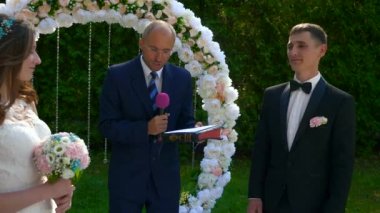 Damat Evet, Gelin 'i düğün töreninde eş olarak kabul ediyor. 2x Yavaş çekim - 0.5 Hız 60 FPS