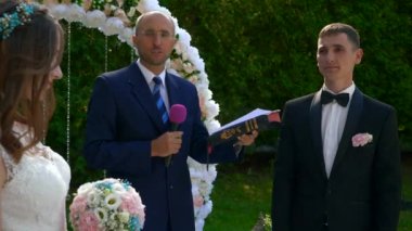 Damat Evet, Gelin 'i düğün töreninde eş olarak kabul ediyor. 2x Yavaş çekim - 0.5 Hız 60 FPS