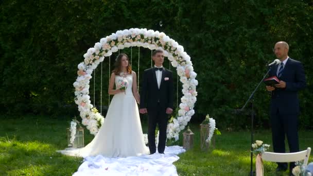 Sposa Sposo Alla Cerimonia Nuziale Sulla Natura Movimento Lento Velocità — Video Stock