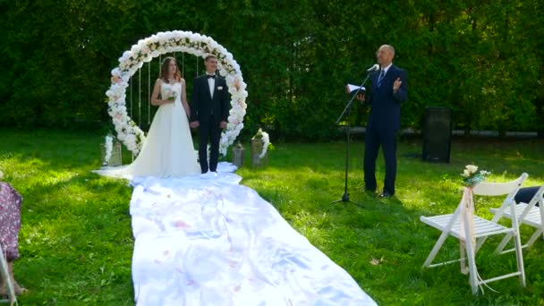 自然結婚式の花嫁と新郎 2Xスローモーション 5スピード60 Fps — ストック動画