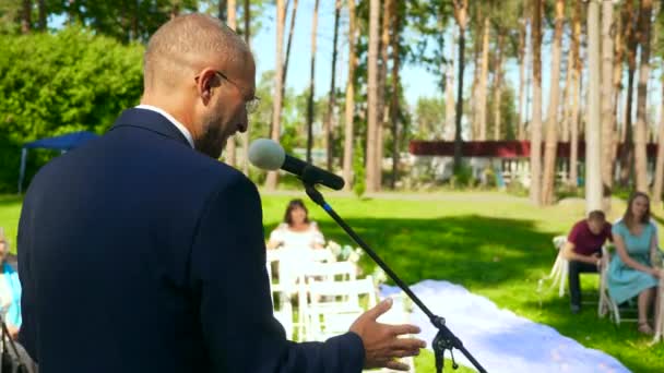 Pastor Predicando Gente Sermón Ceremonia Boda Sobre Naturaleza Cámara Lenta — Vídeos de Stock