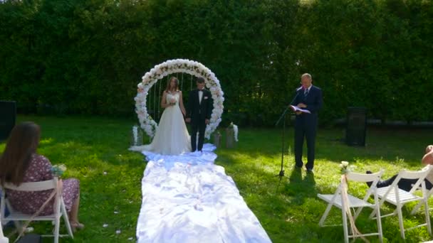 Braut Und Bräutigam Bei Der Naturhochzeit Zeitlupe Geschwindigkeit Fps — Stockvideo