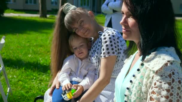 Kind Grootmoeder Moeder Zitten Luisteren Naar Predikant Bruiloft Ceremonie Natuur — Stockvideo