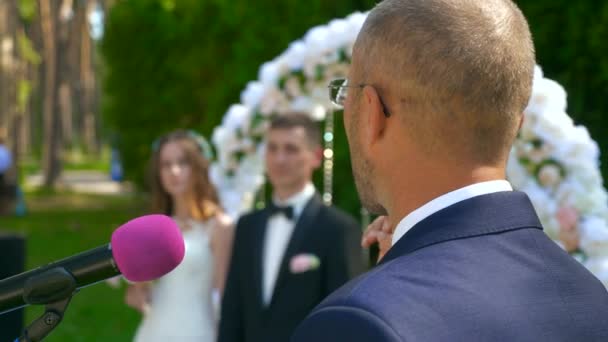 Novia Novio Ceremonia Boda Naturaleza Cámara Lenta Velocidad Fps — Vídeos de Stock