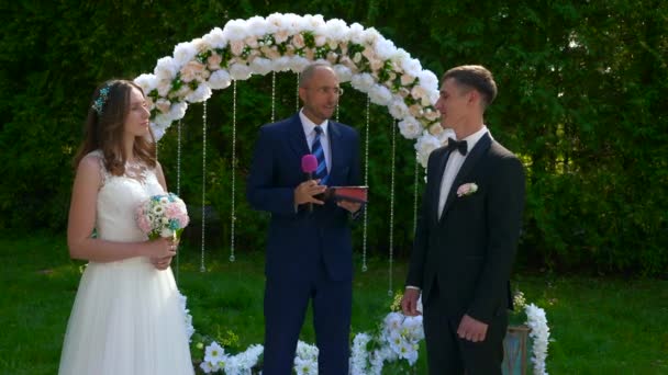 Pastor Välsignelse Brud Och Brudgum Vid Bröllopsceremoni Naturen Parken Slow — Stockvideo