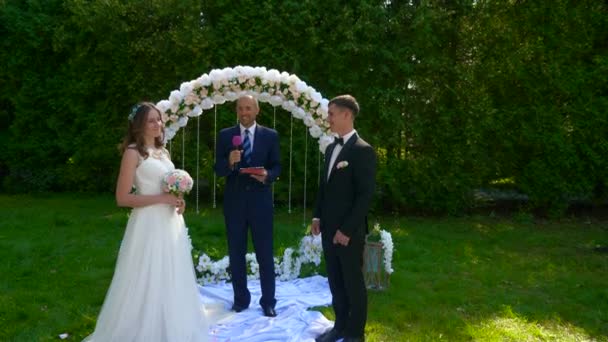 Pastor Blessing Bride Groom Wedding Ceremony Nature Park Повільний Рух — стокове відео