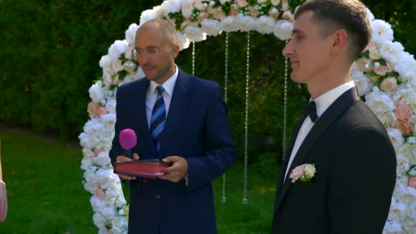 Pastor Blessing Bride Groom Wedding Ceremony Nature Park Langsom Bevegelse – stockvideo