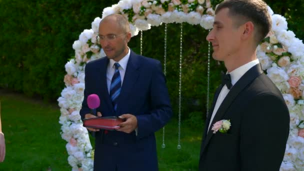 Pastor Bendición Novia Novio Ceremonia Boda Sobre Naturaleza Parque Cámara — Vídeos de Stock