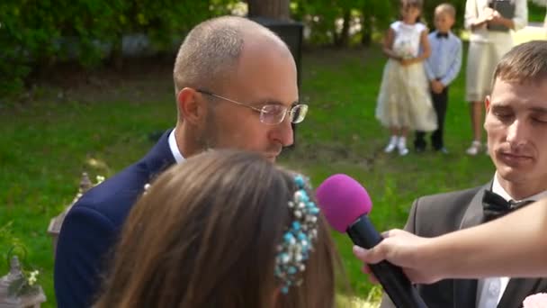 Pastor Betet Und Segnet Braut Und Bräutigam Bei Der Hochzeitszeremonie — Stockvideo