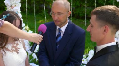 Parktaki Doğa Üzerine Düğün Töreni 'nde Papaz Duası ve Kutsanmış Gelin ve Damat. 2x Yavaş çekim - 0.5 Hız 60 FPS 4K