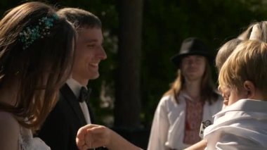 Davetliler, Yeni Evli Gelin ve Damada Doğayla İlgili Düğün Töreninde Kutlama ve Sunum Yapıyor. 2x Yavaş çekim - 0.5 Hız 60 FPS