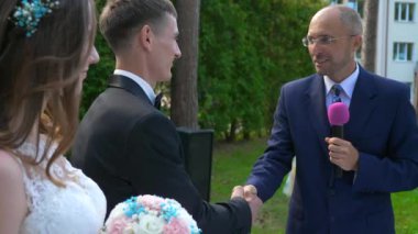 Parktaki Doğa Üzerine Düğün Töreninde Papaz Lütuf Gelini ve Damat. 2x Yavaş çekim - 0.5 Hız 60 FPS