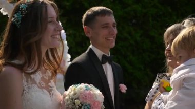 Davetliler, Yeni Evli Gelin ve Damada Doğayla İlgili Düğün Töreninde Kutlama ve Sunum Yapıyor. 2x Yavaş çekim - 0.5 Hız 60 FPS