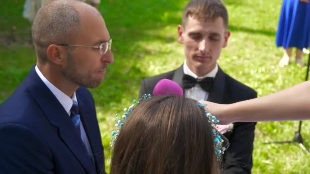 Pastor Praying Blessing Bride Groom Весільній Церемонії Nature Park Повільний — стокове відео