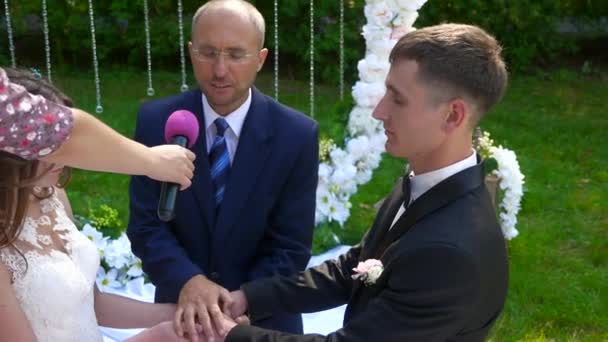 Pastor Praying Blessing Bride Groom Весільній Церемонії Nature Park Повільний — стокове відео