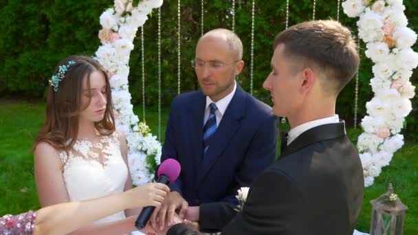 Pastoor Bidden Zegenen Bruid Bruidegom Bruiloft Ceremonie Natuur Het Park — Stockvideo