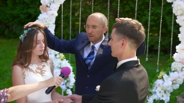 Pastor Oração Bênção Noiva Noivo Cerimônia Casamento Natureza Parque Câmera — Vídeo de Stock