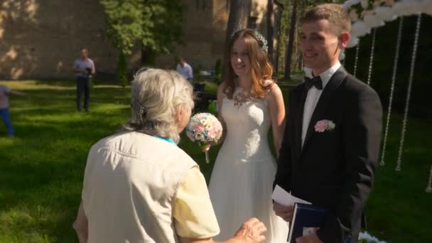 Vendégek Gratulálnak Ajándékokat Adnak Friss Házasok Menyasszonyának Vőlegényének Esküvői Ceremónián — Stock videók