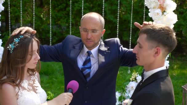 Pastor Oración Bendición Novia Novio Ceremonia Boda Sobre Naturaleza Parque — Vídeos de Stock