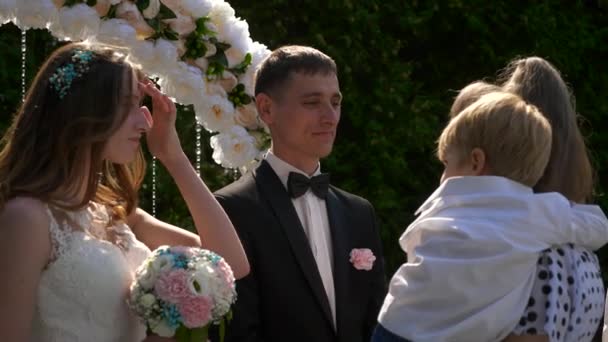 Invités Féliciter Donner Des Cadeaux Aux Jeunes Mariés Mariée Groom — Video