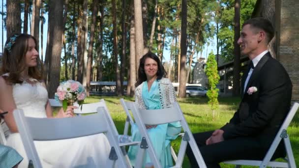 Friss Házasok Menyasszony Vőlegény Tölts Időt Vendégekkel Esküvői Ceremónián Természeten — Stock videók
