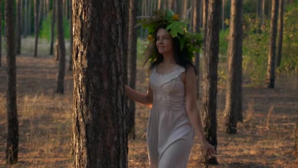 Frau Weißem Kleid Mit Kranz Und Korb Spaziert Durch Kiefernwald — Stockvideo