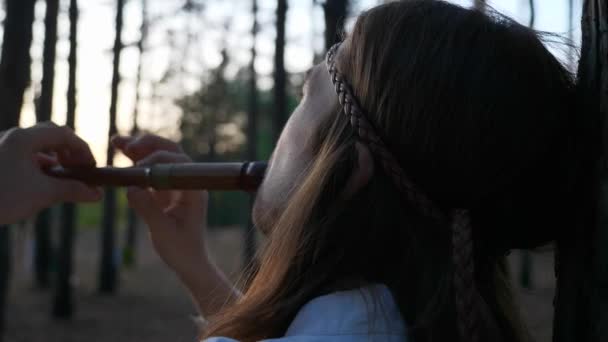 Voorgrond Middeleeuwse Etnische Musicus Man Met Lang Haar Speelt Fluit — Stockvideo